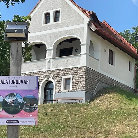 Вилла Kisleshegy Vendeghaz *